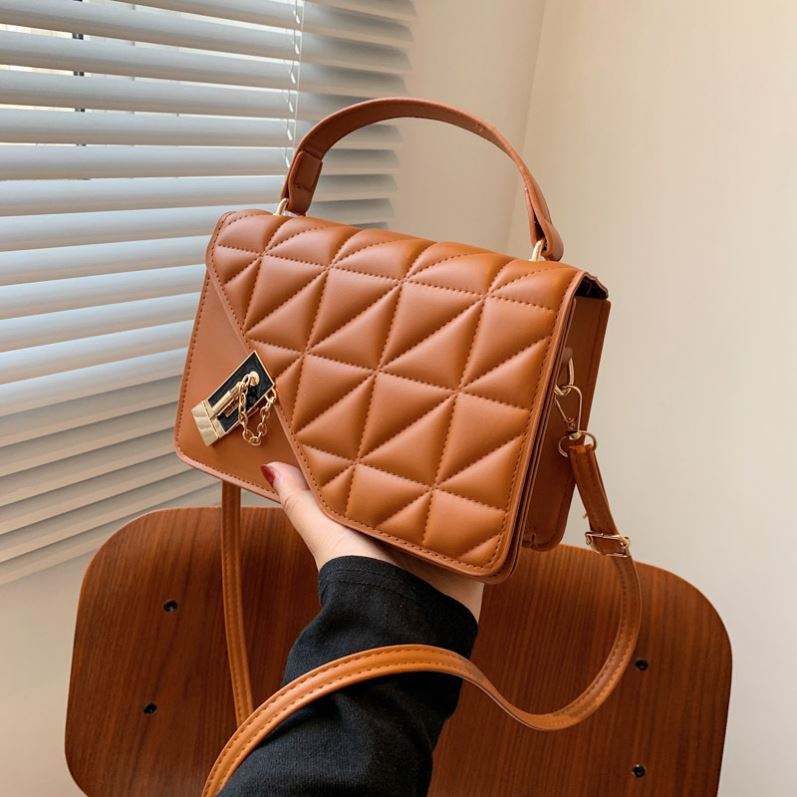 Sac à Main Matelassé "Diamant" avec Chaîne Dorée – Élégance Géométrique